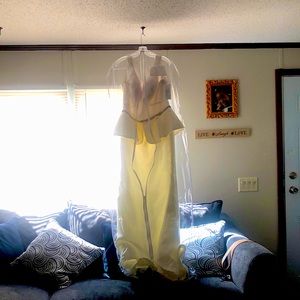 Thais is a nice brand new never touch wedding dress